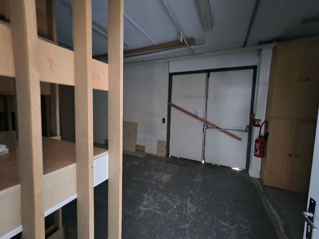 Est de Caen – environ 564 m² de show room + bureaux et dépôt