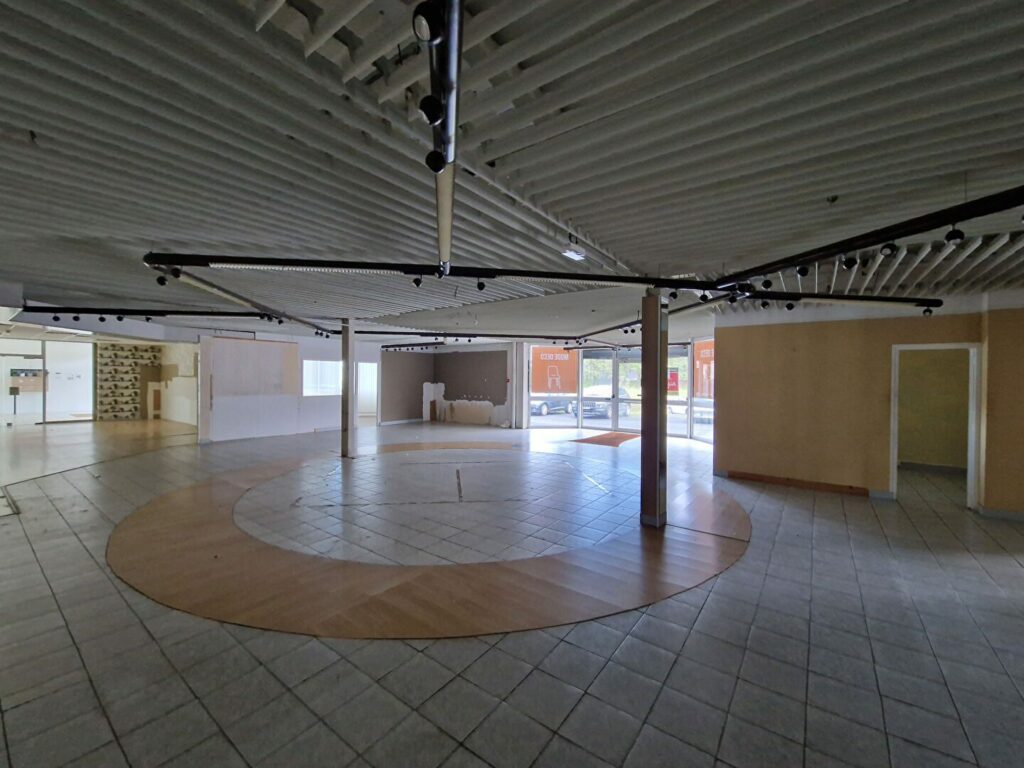 Est de Caen – environ 564 m² de show room + bureaux et dépôt