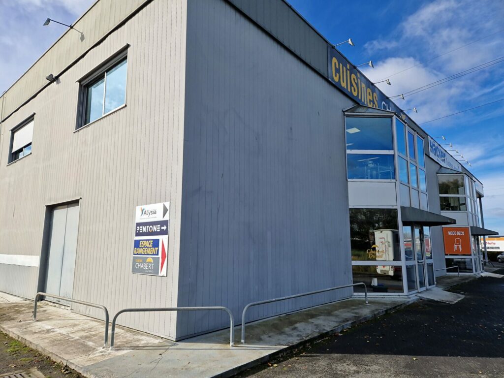 Est de Caen – environ 564 m² de show room + bureaux et dépôt