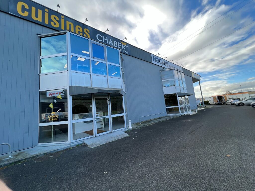 Est de Caen – environ 564 m² de show room + bureaux et dépôt