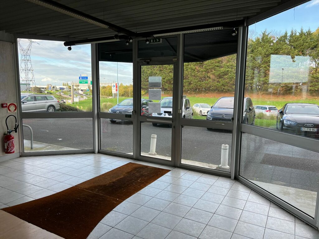 Est de Caen – environ 564 m² de show room + bureaux et dépôt