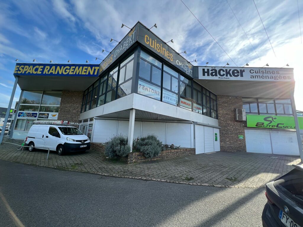 Est de Caen – environ 564 m² de show room + bureaux et dépôt