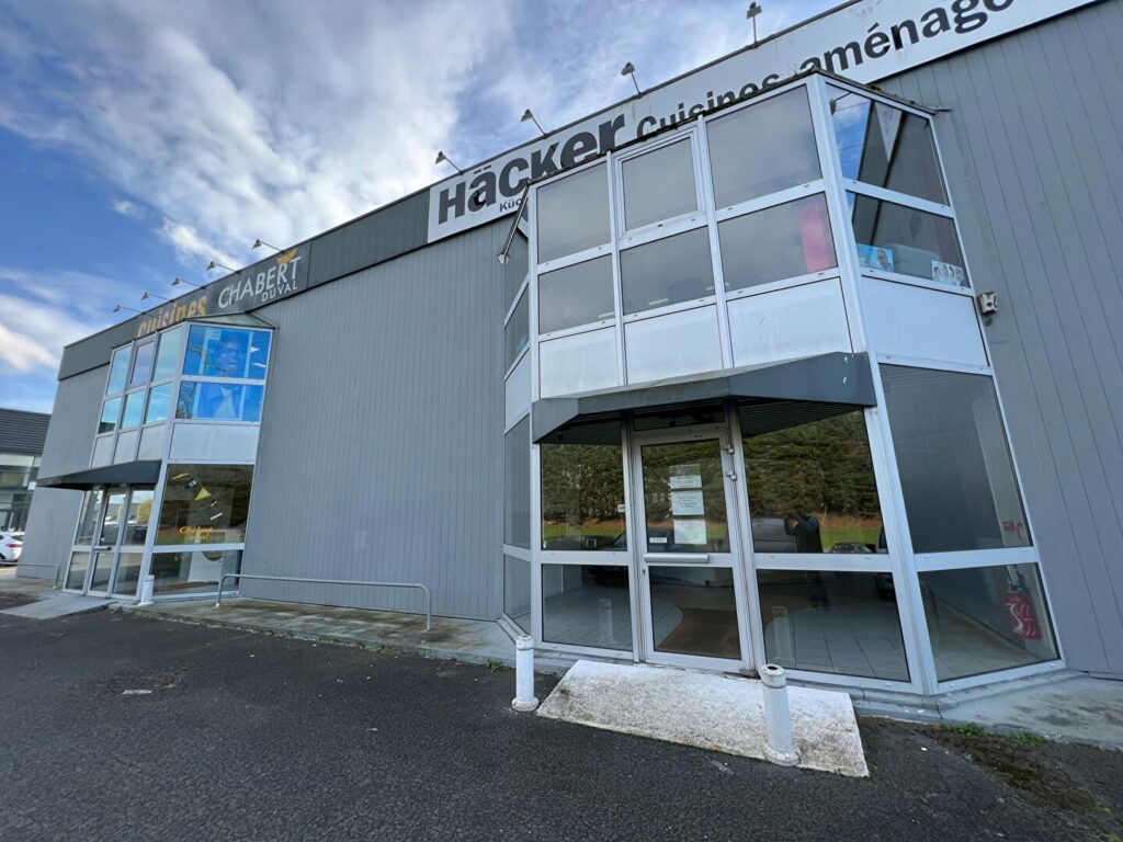 Est de Caen – environ 564 m² de show room + bureaux et dépôt