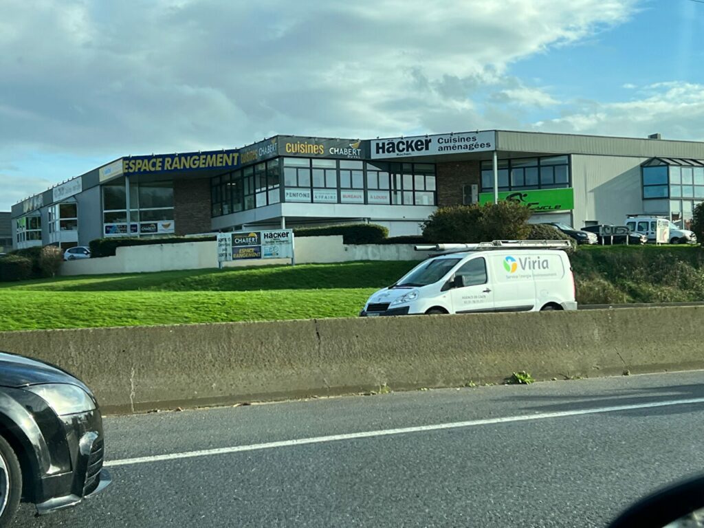 Est de Caen – environ 564 m² de show room + bureaux et dépôt