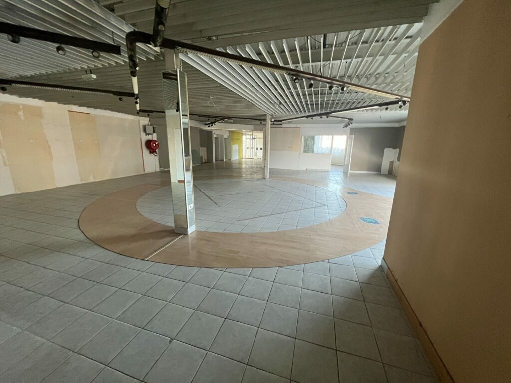 Est de Caen – environ 564 m² de show room + bureaux et dépôt