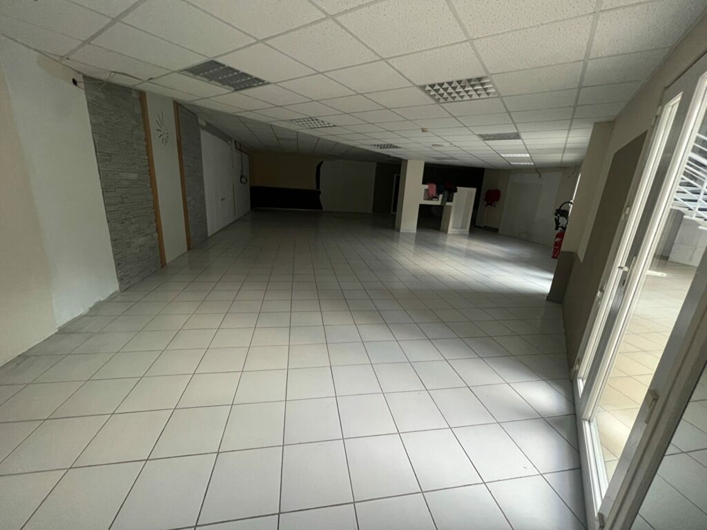 Est de Caen – environ 564 m² de show room + bureaux et dépôt