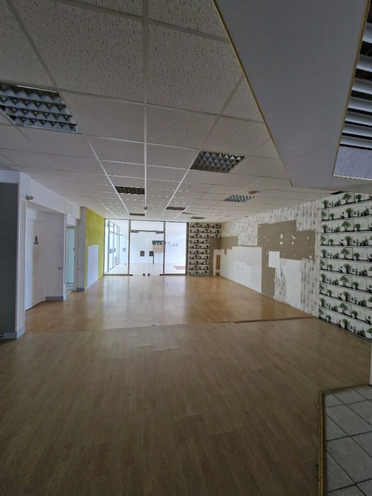 Est de Caen – environ 564 m² de show room + bureaux et dépôt