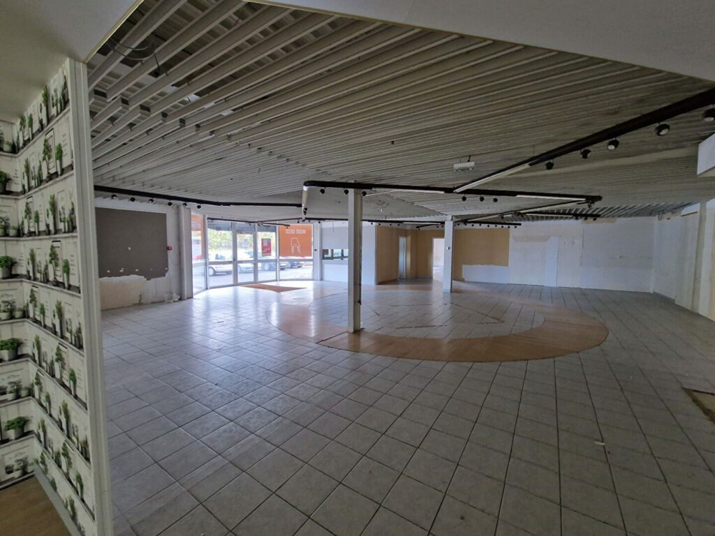 Est de Caen – environ 564 m² de show room + bureaux et dépôt
