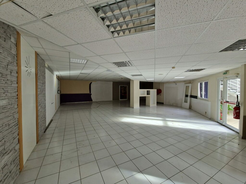 Est de Caen – environ 564 m² de show room + bureaux et dépôt