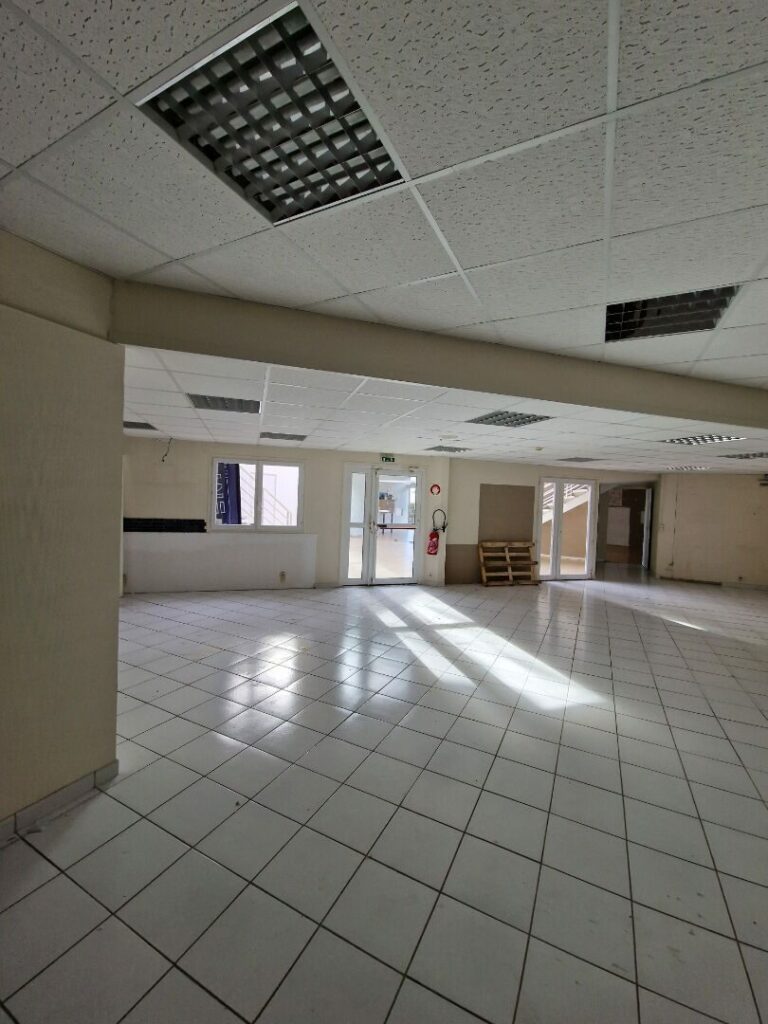 Est de Caen – environ 564 m² de show room + bureaux et dépôt