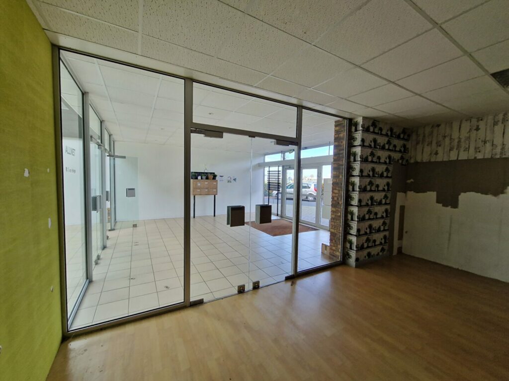 Est de Caen – environ 564 m² de show room + bureaux et dépôt