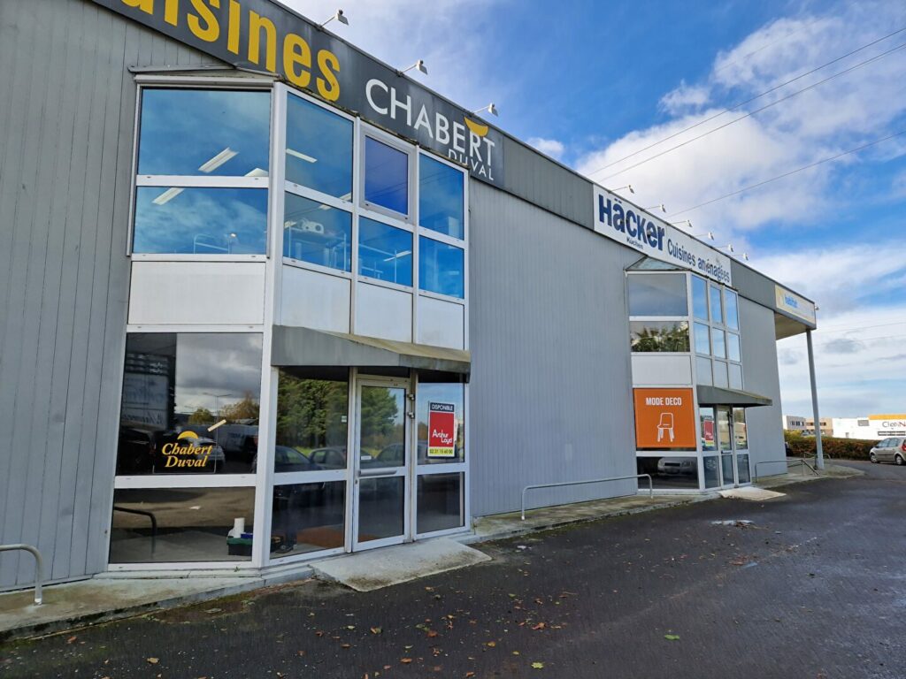 Est de Caen – environ 564 m² de show room + bureaux et dépôt