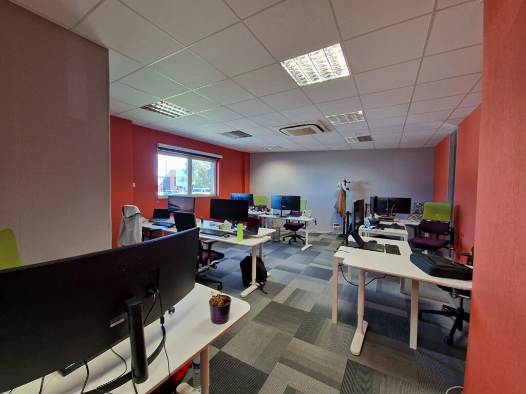 Sud de Caen – A LOUER – 136 m²  de bureaux aménagés + 5 parkings