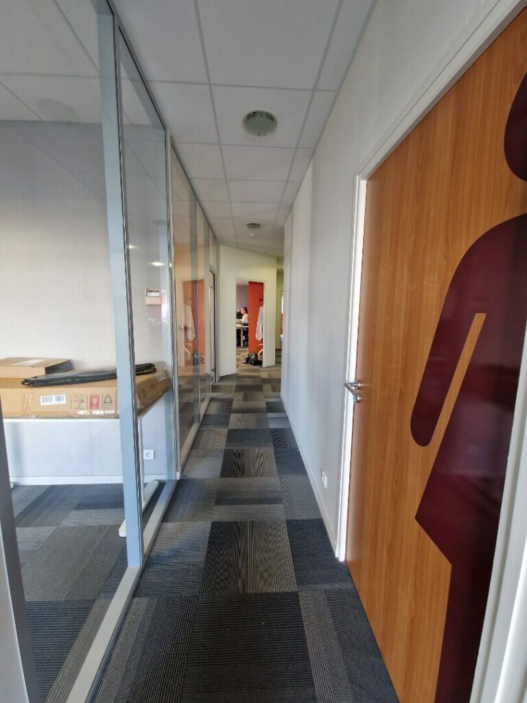 Sud de Caen – A LOUER – 136 m²  de bureaux aménagés + 5 parkings