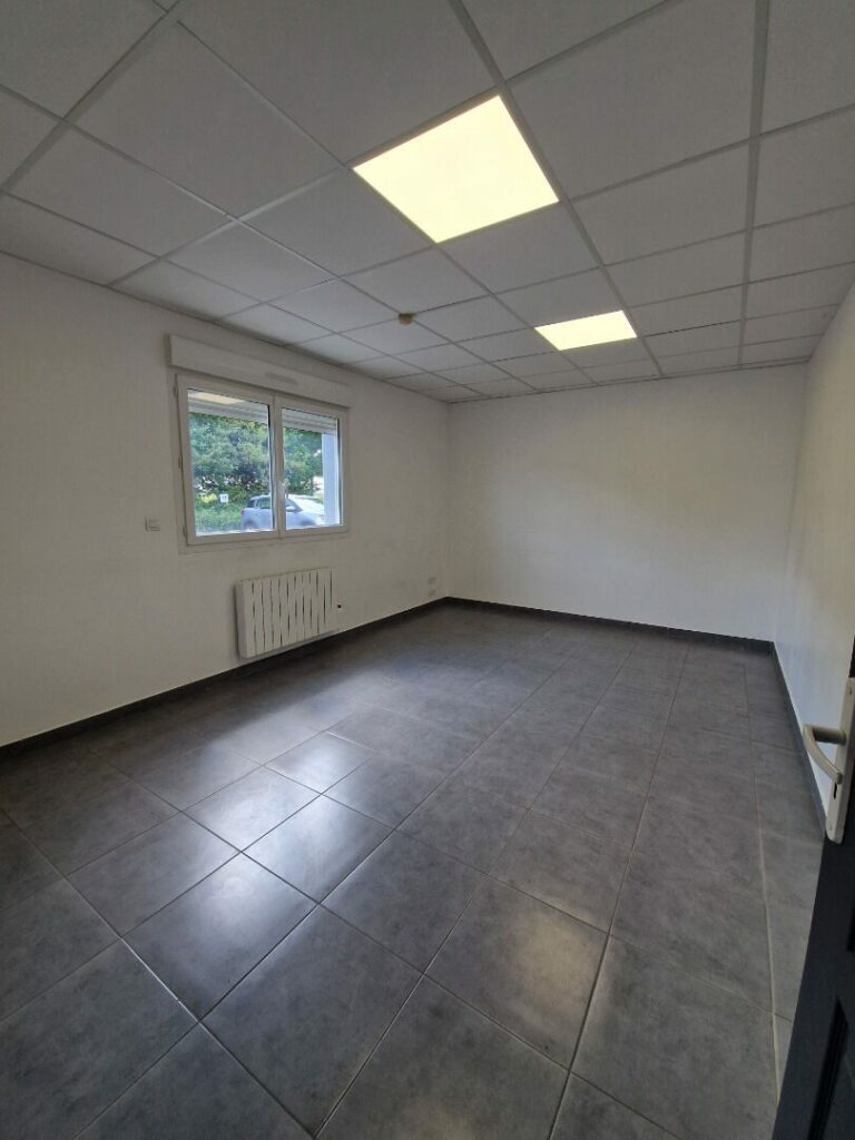 Sud de Caen – A LOUER – Environ 180 m² de dépôt + 80 m² de bureaux