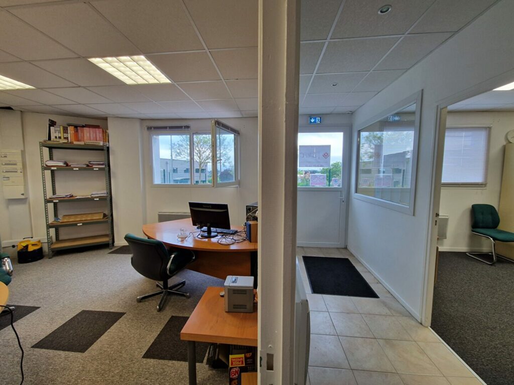 Ouest de Caen – A LOUER – rez-de-chaussée Environ 135 m² de bureaux