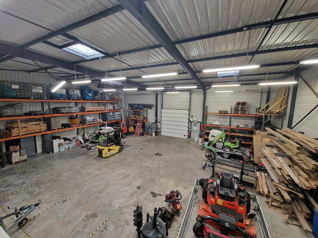 Très belle visibilité – local d&rsquo;activité d&rsquo;environ 800 m² avec show room, bureaux et dépôt