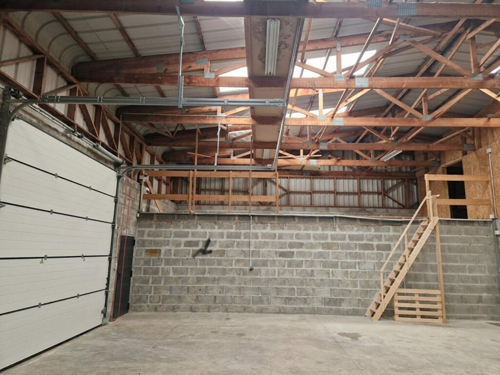 Sud de Caen – A LOUER – Environ 160 m² de dépôt + 90 m² de bureaux