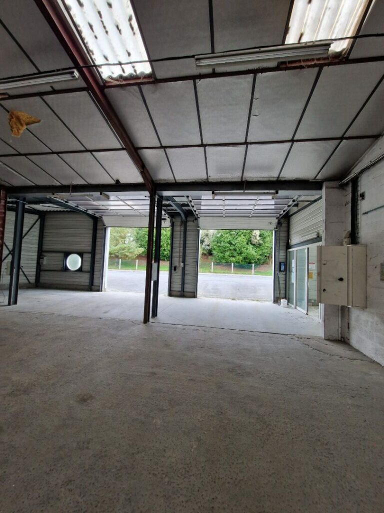 Ouest de Caen – A LOUER – Local d&rsquo;activités d&rsquo;environ 400 m² + cour privée