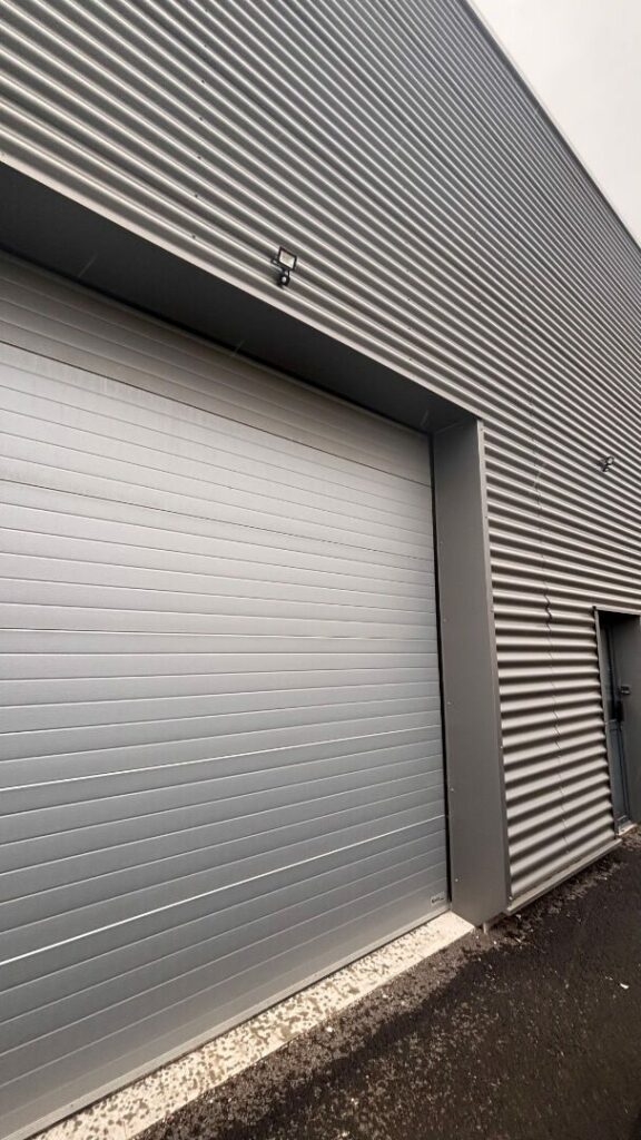 A louer local d&rsquo;activité de157 m² proche A 84 .