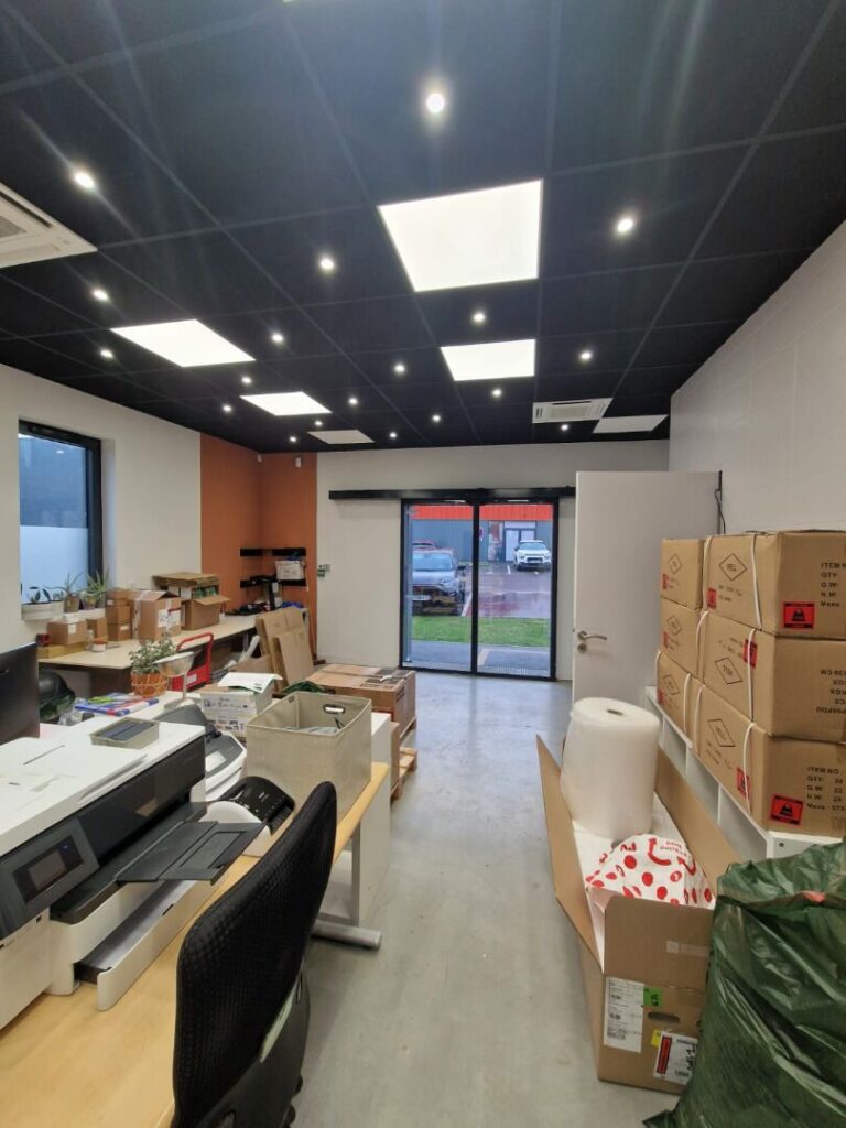 Sud de Caen –  A LOUER – environ 96 m² de bureaux / show-room