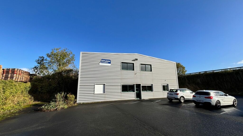 (ENTREPOT / LOCAL INDUSTRIEL + BUREAUX) – OUEST DE CAEN – 600m² (2469m² DE TERRAIN) – 41500€ HT/HC/AN