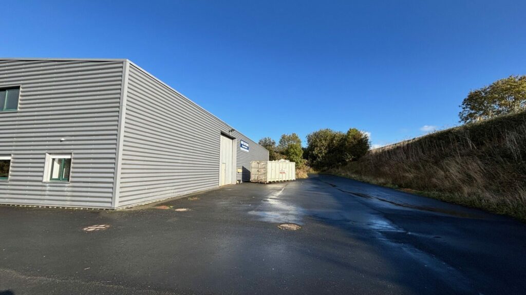 (ENTREPOT / LOCAL INDUSTRIEL + BUREAUX) – OUEST DE CAEN – 600m² (2469m² DE TERRAIN) – 41500€ HT/HC/AN