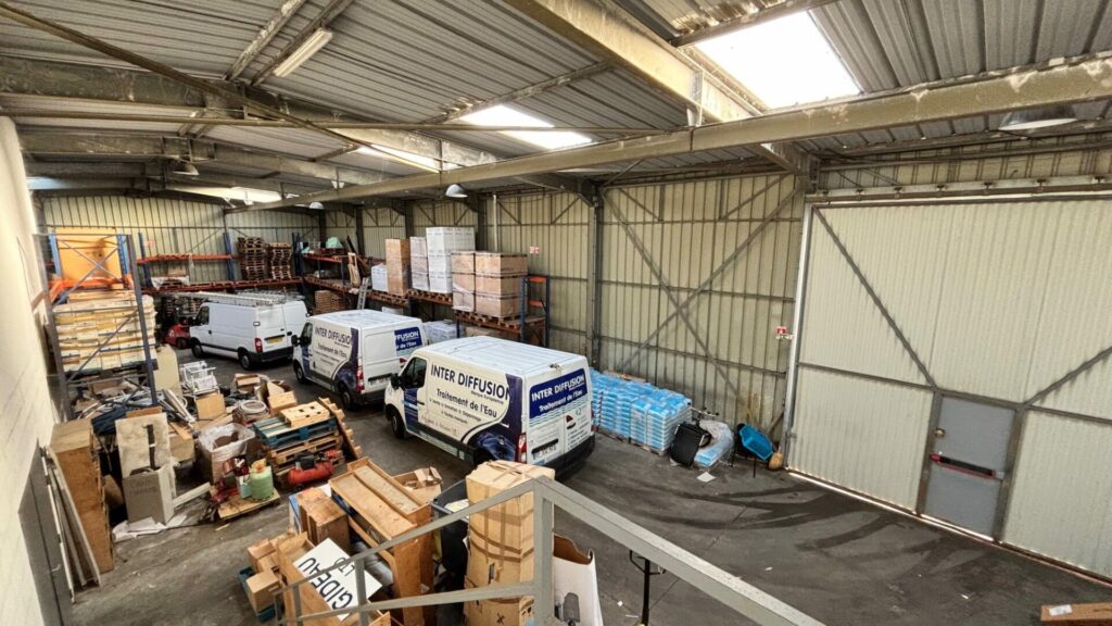 (ENTREPOT / LOCAL INDUSTRIEL + BUREAUX) – OUEST DE CAEN – 600m² (2469m² DE TERRAIN) – 41500€ HT/HC/AN