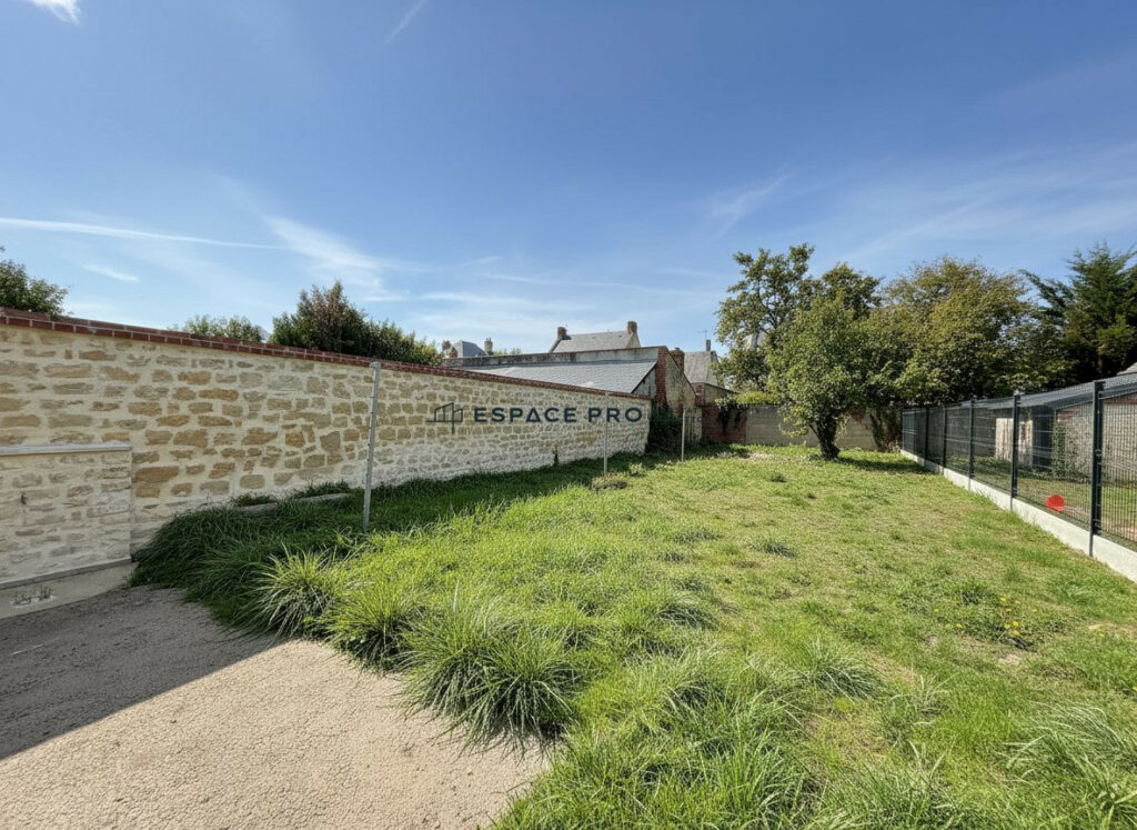 Maison rénovée avec jardin et garage