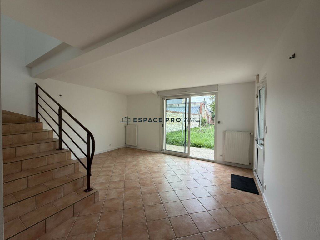 Maison rénovée avec jardin et garage