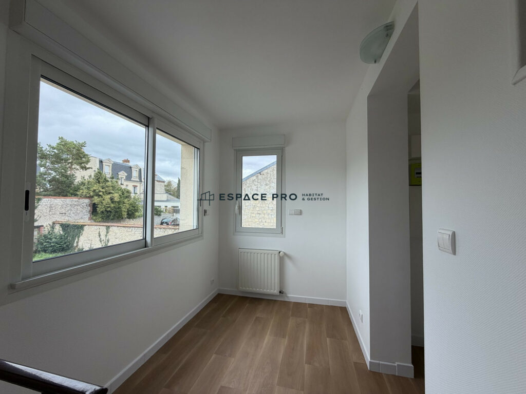 Maison rénovée avec jardin et garage