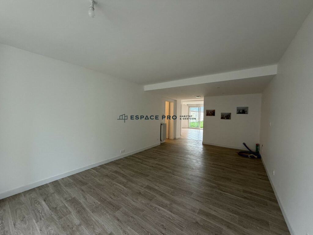 Maison rénovée avec jardin et garage